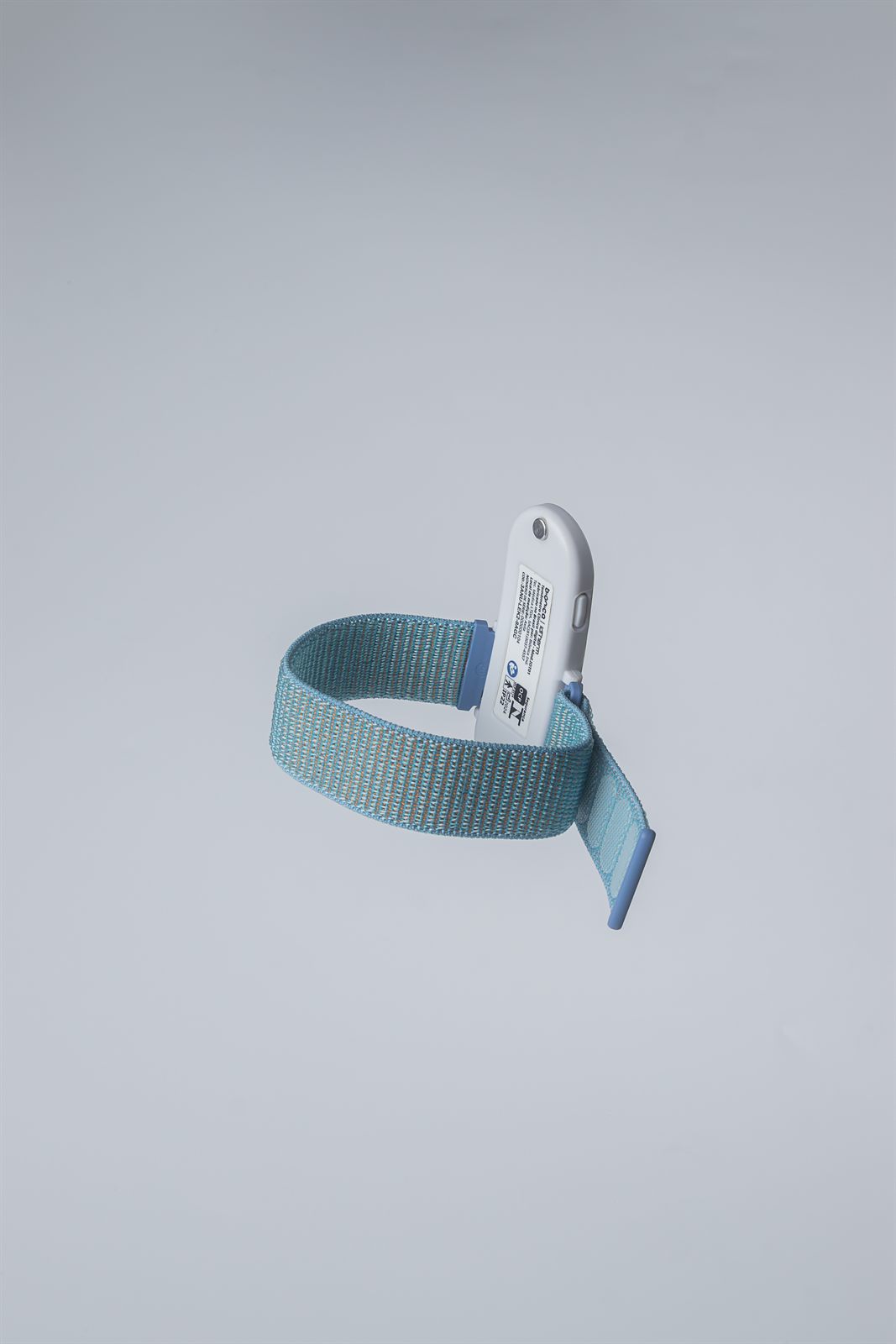 IoTherm: dispositivo branco com faixa ajustável, vista de estúdio.